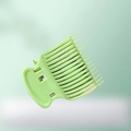 Gros plan sur la pince à cheveux verte pour le coiffage et la protection thermique en salon - Vert matcha