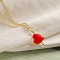Detail einer herzförmigen Goldhalskette mit roter Emaille-Einlage auf feiner Goldkette - Gold-Rotes Herz mit Pfeil
