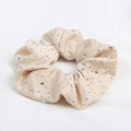 Dettaglio di elastico per capelli in seta beige con strass e design a pieghe elegante - Raso con Strass / Beige