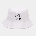 Dettaglio del ricamo a cuore nero e cuciture fini su un cappello a secchiello bianco - Bianco