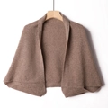 Braune Kaschmir-Strickjacke und Schal auf Holz-Kleiderbügel vor weißem Hintergrund - Camel