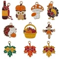 Set aus Emaille-Anhängern mit Truthahn-, Kürbis- und Ahornblatt-Motiven für den Herbst - Emaille Erntedankfest Serie Stil