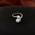 Bohemian zilveren ring met twee witte parels en sprankelende kristallen accenten - Zilverkleurige Ring Met Dubbele Parel En Micro Pavé (20#)