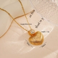 Collar de corazón bañado en oro con rayas verticales y detalles de circonita - Estilo de Corazón con Rayas Verticales Doradas