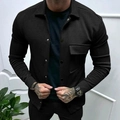 Detalle de chaqueta negra de sarga con bolsillo en el pecho y botones metálicos de presión - S / Negro