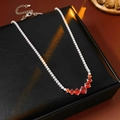 Primo piano della collana tennis in argento con cinque zirconi rossi su astuccio in pelle nera - Argento-Rosso