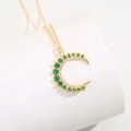 Collana luna in oro con zircone smeraldo e diamanti pavé su display bianco - Smeraldo