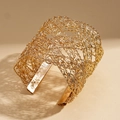 Detalle de brazalete de malla dorada con texturas metálicas tejidas intrincadas - Bangle / Dorado
