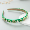 Dettagli di cristalli color smeraldo e perle bianche su un cerchietto verde stile barocco - Verde