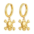 Dettaglio di orecchini a cerchio in acciaio inossidabile placcato oro 18K con teschio 3D - Stile Teschio / Oro