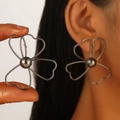 Detailansicht der übergroßen gunmetal Blumenohrringe mit Drahtblättern an einem Model - Kleeblatt hohle Ohrringe (DZ-435-27) / Gunmetal