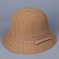 Detailopname van lichtbruine gebreide zonnehoed met een klein strikje en weefseltextuur - M(56-58cm) / camel