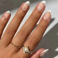 Franse ster en maan plaknagels met nude basis en witte tips gedragen aan de vinger - Franse Ster Maan Lijm Stijl (D-43)