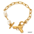 Bracciale a catena dorata con chiusura OT, perle barocche e ciondolo a pistola - Stile Ciondolo a Pistola (SAK597) / Oro
