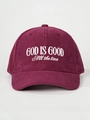 Gros plan sur la broderie God Is Good d'une casquette en velours côtelé bordeaux - Bordeaux