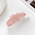 Primer plano de pinza de pelo tulipán rosa de acetato sobre fondo blanco puro - Rosa