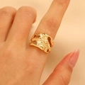 Gros plan d'une bague large dorée avec texture de lave sur le doigt d'un mannequin - Style Ajouré Irrégulier (10591) / Or KC