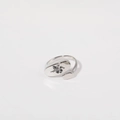 Anillo abierto plateado con cara ovalada y grabado floral detallado de estilo minimalista - Septiembre / Anillo de Flor de Nacimiento