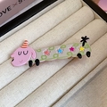 Barrette mignonne d'animal rose avec étoiles colorées sur fond vert sauge - Pince À Cheveux N° 83 - Verte