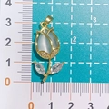 Pendentif tulpe doré avec œil de chat blanc et zircons sur une échelle de mesure - Blanc