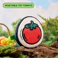 Plüschiges Tomaten-Hundespielzeug auf einem Holzstumpf in einer natürlichen Waldkulisse - Tomate