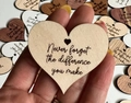 Ciondolo a cuore in legno con incisione Never forget the difference you make - U----02 (6*5cm) Gettone Cuore - Legno Naturale