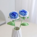 Handgemaakt gehaakt rozenboeket met blauw-witte bloemblaadjes in een witte vaas - Roos Gradiënt Blauw