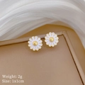 Macro-detail van madeliefje oorknopjes met witte bloemblaadjes op een zijden displaydoos - Koper Verguld / Oorknopjes (P522)