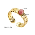 Détail bague dorée texture feuille, pierre rose 7x5mm et poids de 2g spécifié - Rhodonite
