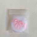 Houppette en velours blanc doux avec nœud rose dans un sachet plastique transparent - Sac dépoli / Grand (70*18MM)