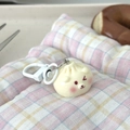Gros plan du mignon porte-clés brioche vapeur avec joues roses sur tissu à carreaux - Ours Blanc