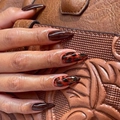 Uñas postizas de almendra color marrón oscuro y carey sobre un bolso con textura - 24 Piezas + 1g Pegamento / Marrón Oscuro Carey