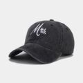 Gros plan sur la broderie Mrs. blanche sur la casquette de baseball en coton gris lavé - Réglable / MRS Noir