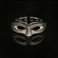 Minimalistischer Maskerade-Ring mit schwarzen Steinen und gebürstetem Metall-Finish - US 6 / Silber