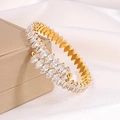 Dettaglio del bracciale in titanio dorato con zirconi taglio marquise su portagioie - Bracciale Colore Argento