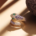 Detailsicht des Schlangenrings mit lila Emaille-Schuppen und grünen Edelstein-Augen - Lila
