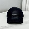 Dettaglio del cappellino in cotone nero con ricamo bianco e finiture della tesa consumate - Nero