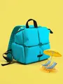 Détail du sac à dos matelassé bleu ciel avec poignées noires sur fond jaune vif - Bleu lac
