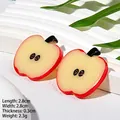 Détail de l'accessoire en résine pomme montrant les dimensions 2,8 cm et la texture pailletée - Pomme Rouge