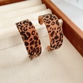 Nahaufnahme von C-förmigen Creolen mit Leopardenmuster in einer beigen Schmuckschatulle - Silbernadel C-Form Leopard Beflockter Stil / Kaffee Leopard