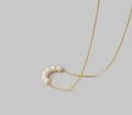 Élégant collier plaqué or 18 carats avec cinq perles blanches sur une chaîne minimaliste - Design Courbé à 5 Perles / Doré