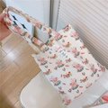 Borsa tote in tela di cotone bianca con simpatiche stampe di conigli e fiori con manici lunghi - Coniglio d'Erba Rosa