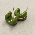 Elegantes pendientes de resina verde oliva en forma de C con detalles en oro fino - Verde Militar
