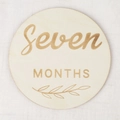 Carte étape bébé ronde en bois gravée Seven Months avec un motif de feuille délicat - Sept Mois (Seven MONTHS) / Pièce Unique