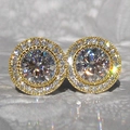 Eleganti orecchini a lobo halo dorati con zirconi tondi e bordo in pavé - Oro