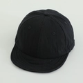 Vista detallada de la visera corta suave y costuras transpirables de la gorra infantil - 52cm (2-6 Años) / Negro