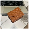 Cartera acolchada marrón de cuero con diseño de tres pliegues y superficie reflectante - Marrón