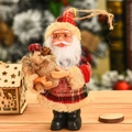 Bambola di Babbo Natale in tessuto scozzese rosso su tavolo in legno con sfondo festivo - Babbo Natale in Piedi Stile Abbigliamento a Quadri