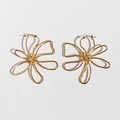 Orecchini a fiore traforato dorati con design minimalista a linee metalliche - Oro