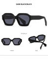 Detailansicht der geometrischen Polygon-Sonnenbrille in Sand-Schwarz mit grauen Gläsern - Matt Schwarz Rahmen Schwarz Graue Gläser